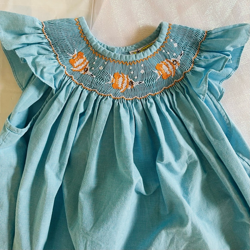 Castles & Crowns Smocked Dress Size 7
w/yellow fish
Aqua Blue Plaid Cap Sleeves - Picture 5 of 7